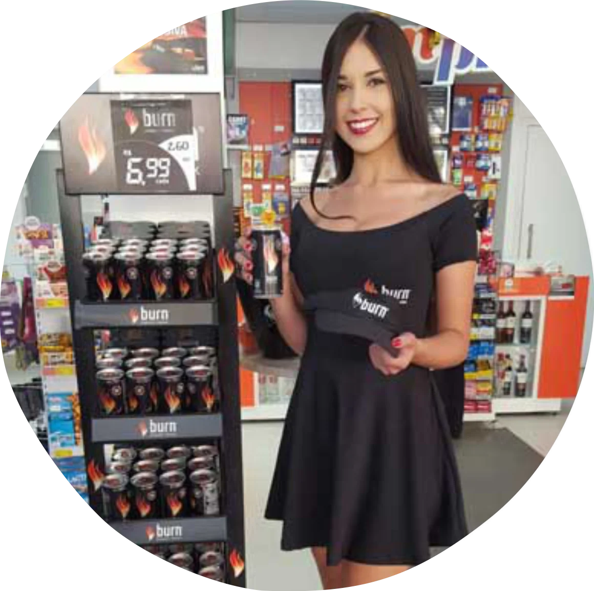 Promotora na ação de degustação do energético Burn